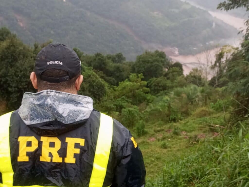 PRF e Bombeiros resgatam, com apoio de populares, 150 vítimas dos deslizamentos na Serra das Antas