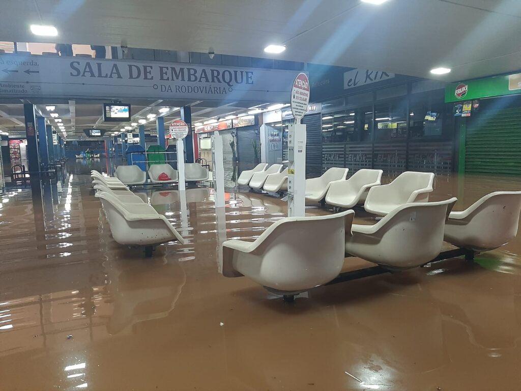 Rodoviária de Porto Alegre funciona parcialmente devido de alagamento