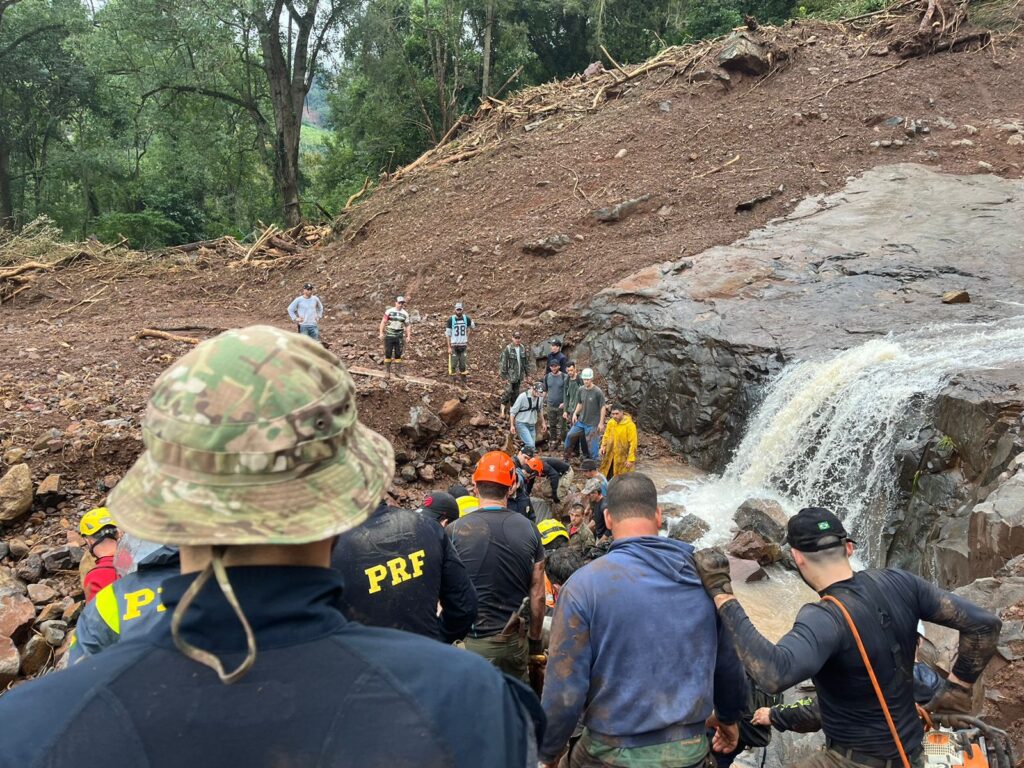 PRF e CBM continuam trabalhos de resgate das vítimas ilhadas na Ponte Ernesto Dorneles