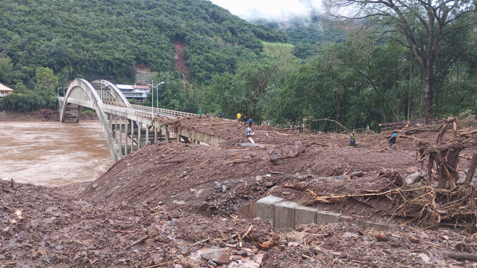 PRF e CBM continuam trabalhos de resgate das vítimas ilhadas na Ponte Ernesto Dorneles