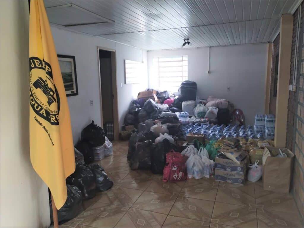 Jeep Club de Camaquã auxilia no atendimento as vítimas de enchentes