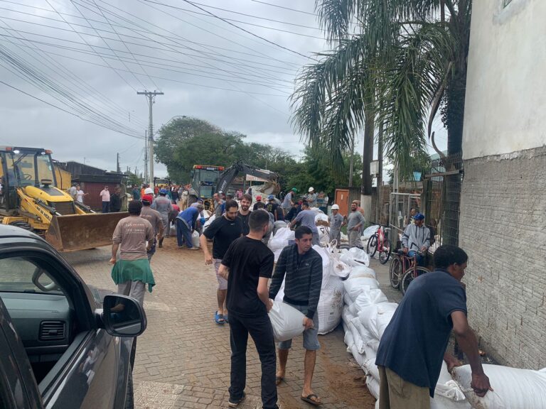 Pelotas: sacos de areia são colocados na Estrada do Engenho