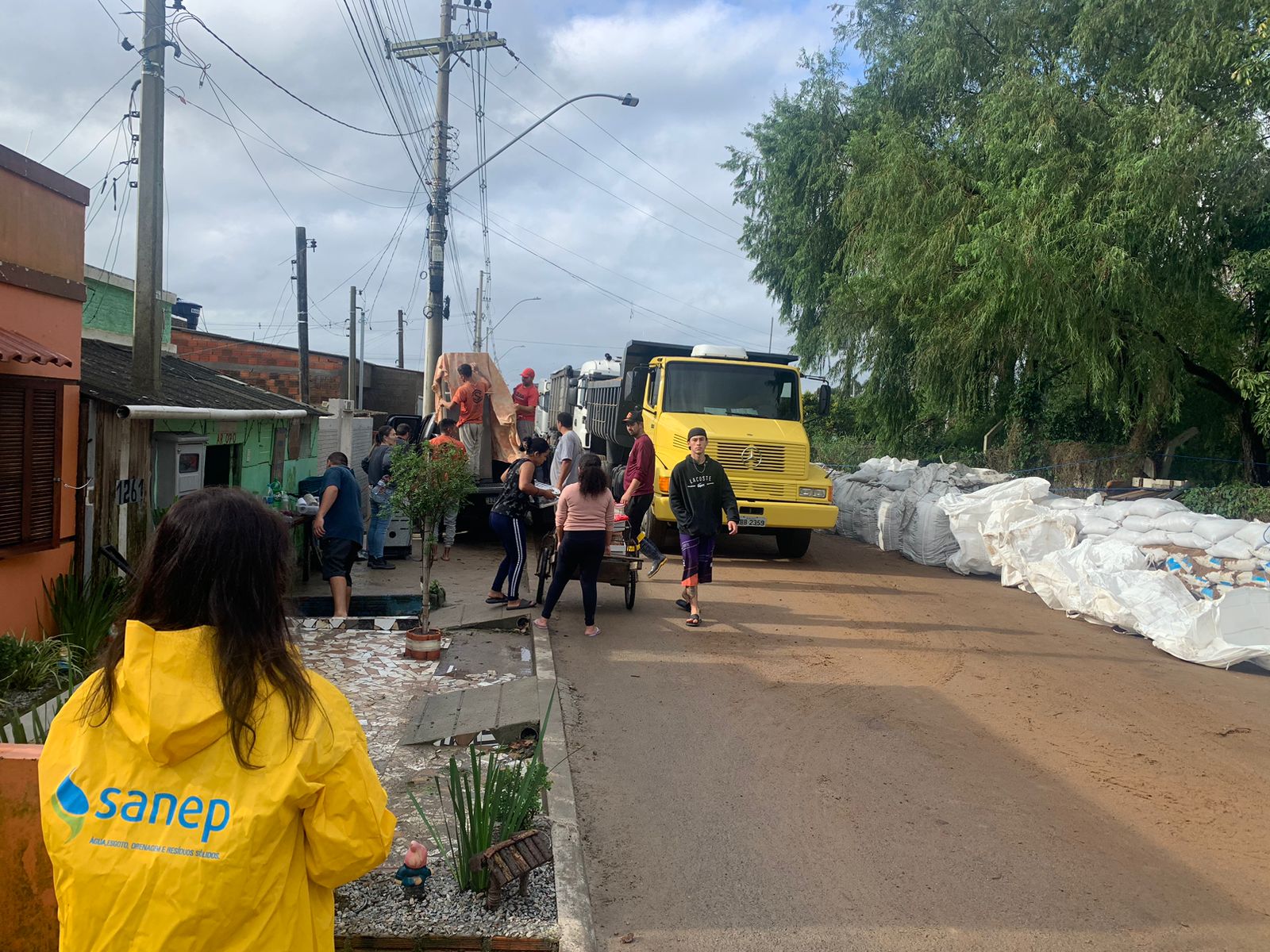 Pelotas: sacos de areia são colocados na Estrada do Engenho