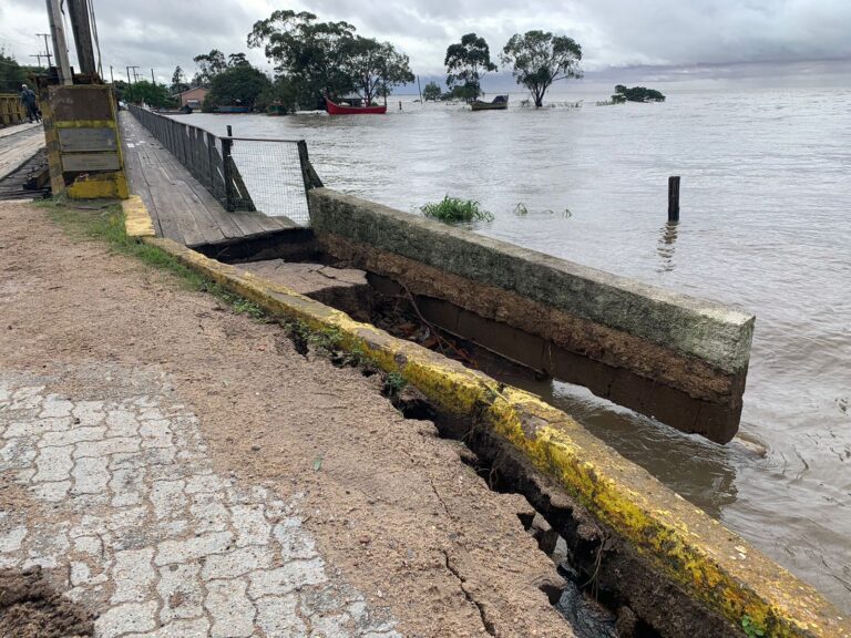 Ponte João Goulart tem trânsito bloqueado em Arambaré