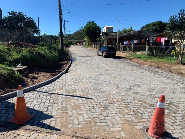 Camaquã: trégua da chuva viabiliza obra de calçamento