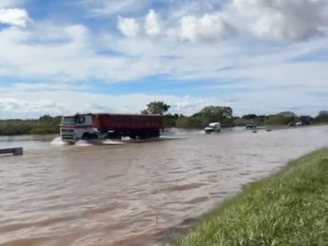 Trânsito totalmente bloqueado na BR-290 entre Porto Alegre e Eldorado do Sul