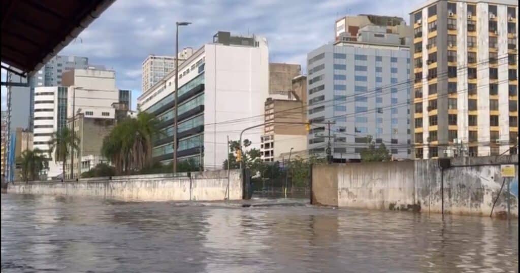 Dmae abre comporta 3 do Muro da Mauá em Porto Alegre