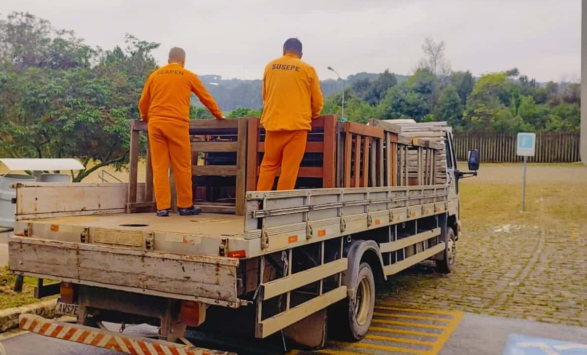 Apenados dos presídios de Iraí e de Canela fabricam camas para vítimas de enchentes no RS