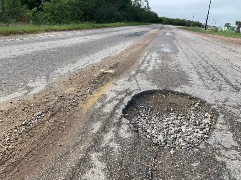 Buracos no asfalto geram perigo ao trânsito na ERS-350