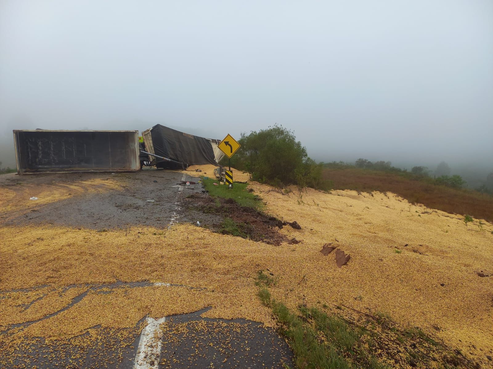 Caminhão tombado interrompe trânsito na BR-392, em Caçapava do Sul