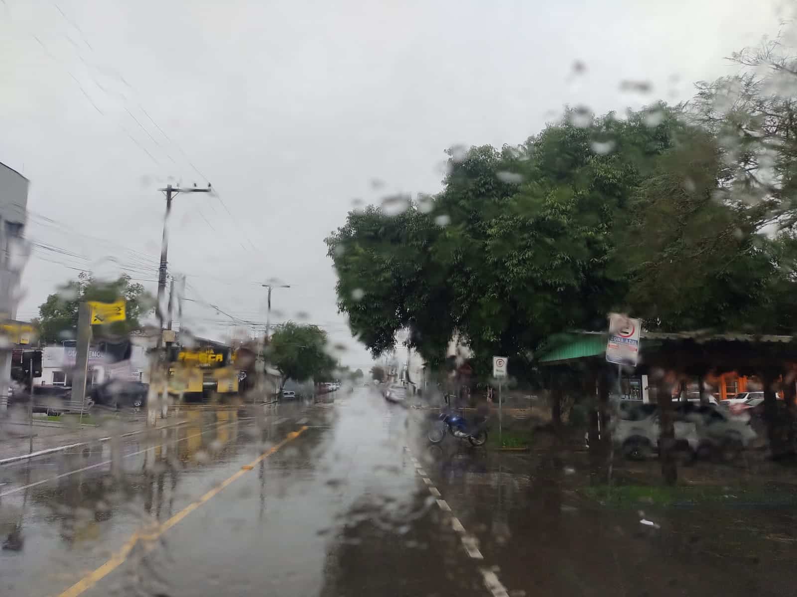 O Rio Grande do Sul se prepara para enfrentar um fim de semana de calor intenso, com temperaturas que podem ultrapassar os 40ºC em diversas regiões. A MetSul Meteorologia alerta que a onda de calor que atinge o estado não dá trégua, trazendo dias escaldantes e a possibilidade de temporais isolados.