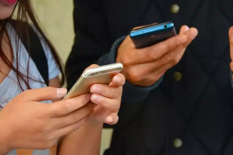 Celular em sala desafia dia a dia de professores, dizem pesquisadores