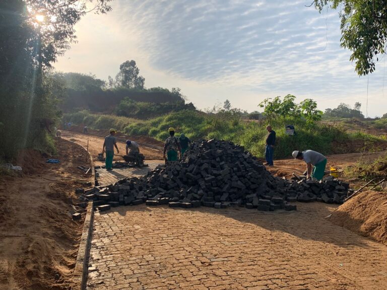 Avança obra em rua que leva para diversas comunidades de Camaquã