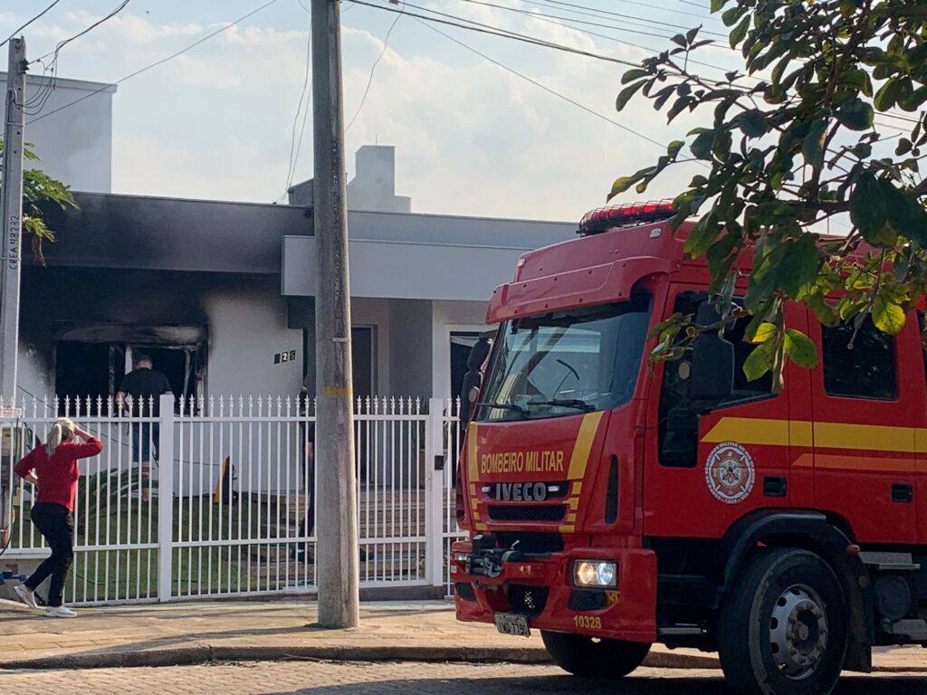 A manhã desta segunda-feira (10) foi marcada por um princípio de incêndio em residência do bairro Jardim em Camaquã. O sinistro ocorreu no imóvel que fica localizado na rua Miguel Lopes de Almeida. O fogo teria iniciado em um dos quartos da casa e avançando pra a sala. Vizinhos perceberam a fumaça e o fogo e iniciaram os primeiros atendimentos para controlar o fogo. A reportagem a Acústica conversou com moradores próximos, que afirmaram que quando os Bombeiros chegaram, vizinhos já haviam iniciado os trabalhos de combate as chamas. Houve destruição em parte do imóvel. Segundo os vizinhos, não havia ninguém na casa. Eles usaram mangueiras e baldes para controlar o fogo. Conforme os Bombeiros, ninguém ficou ferido no incidente.