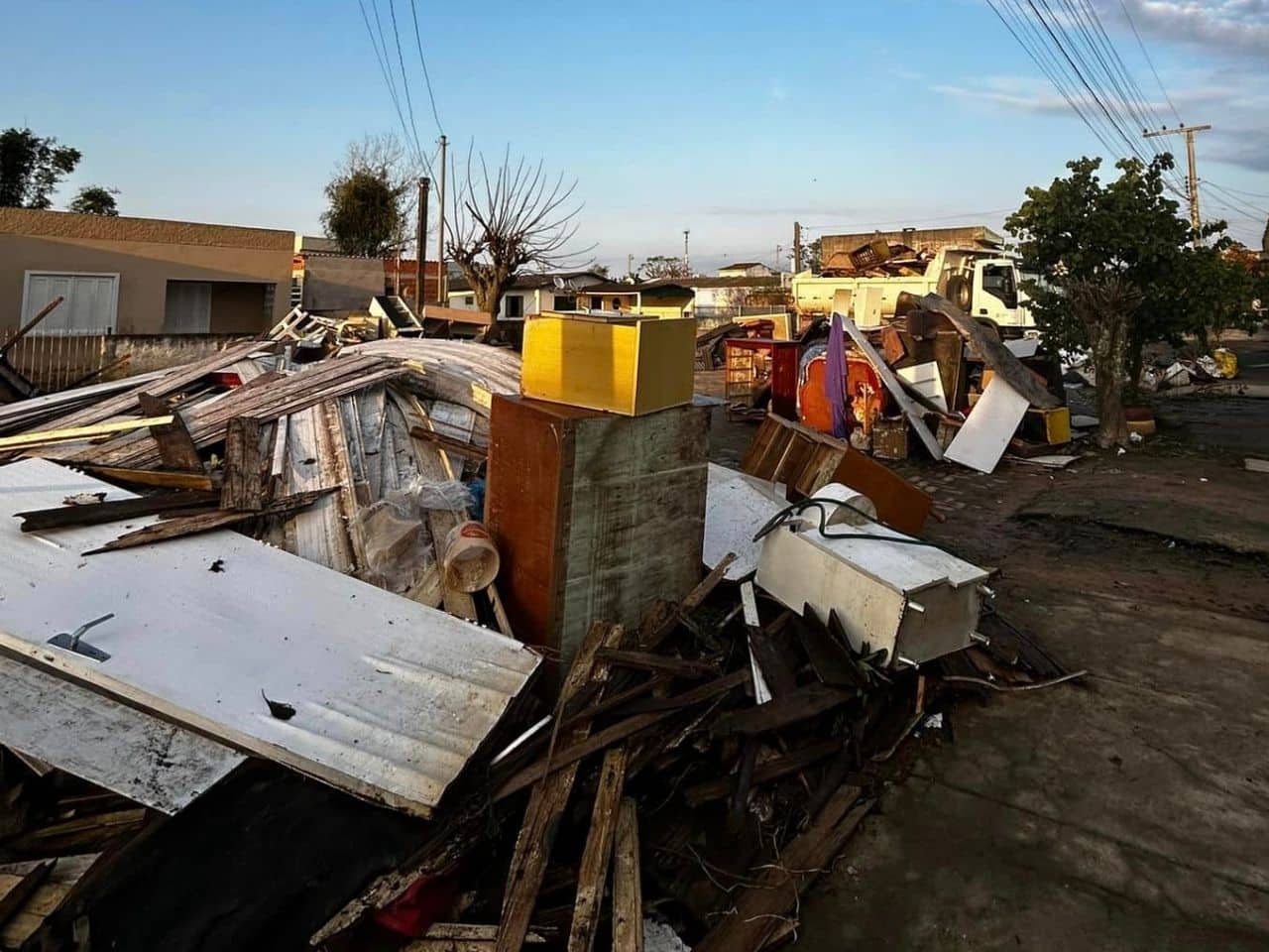 São Lourenço do Sul monta força tarefa para retirar entulhos da enchente