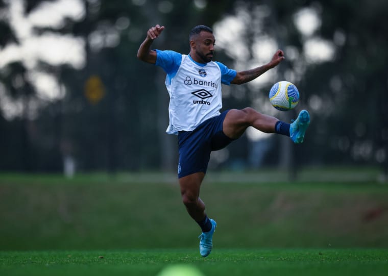 Grêmio quer vitória em Goiânia para iniciar fuga da zona de rebaixamento
