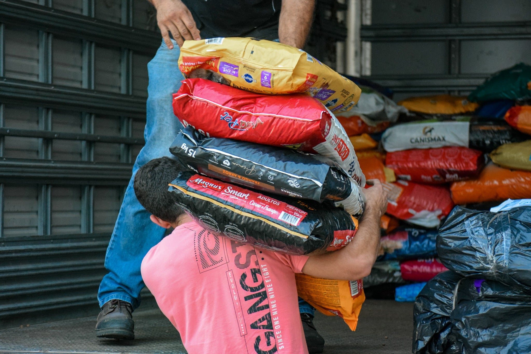 Defesa Civil destina mais de 600kg de ração para ONG de Cristal