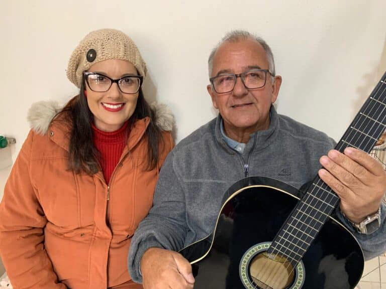 Aline Seefeldt e seu pai Flávio Bauer compositor da música. Foto: Divulgação