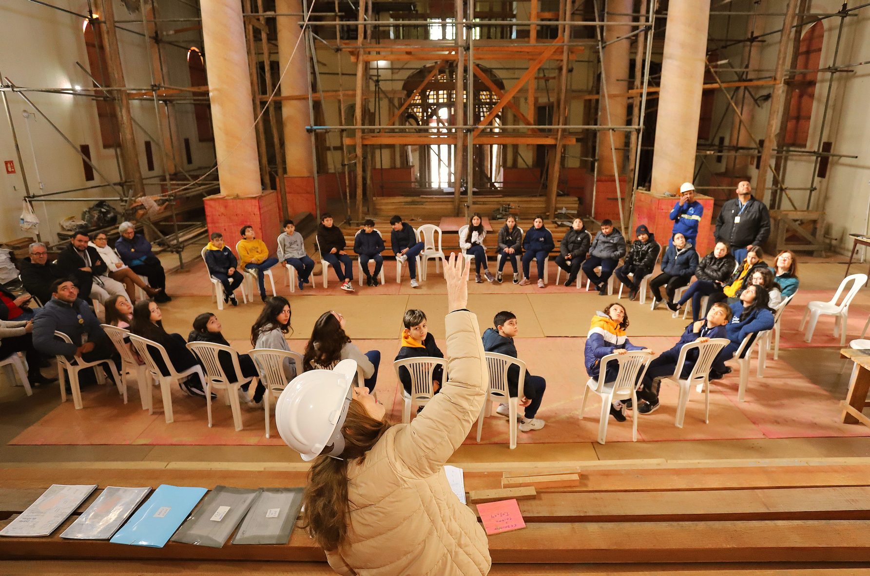 Pelotas: crianças visitam obra de restauro da Igreja do Porto. Foto Carlos Queiroz/QZ7 Filmes