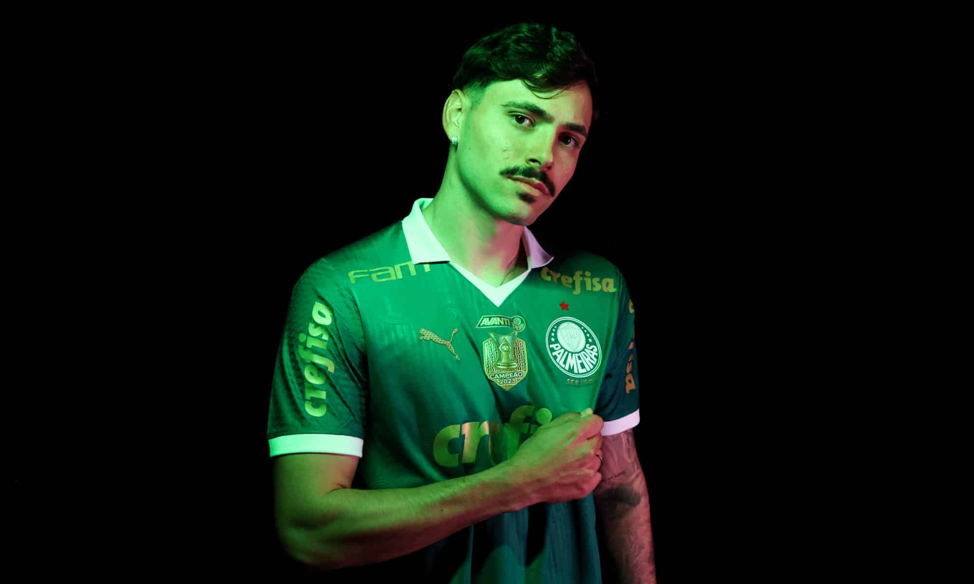 Meia que atuava no Inter é oficialmente apresentado pelo Palmeiras