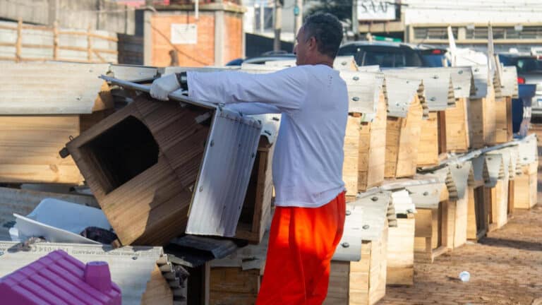 Pessoas privadas de liberdade e servidores da Polícia Penal auxiliam abrigo de cães em Canoas