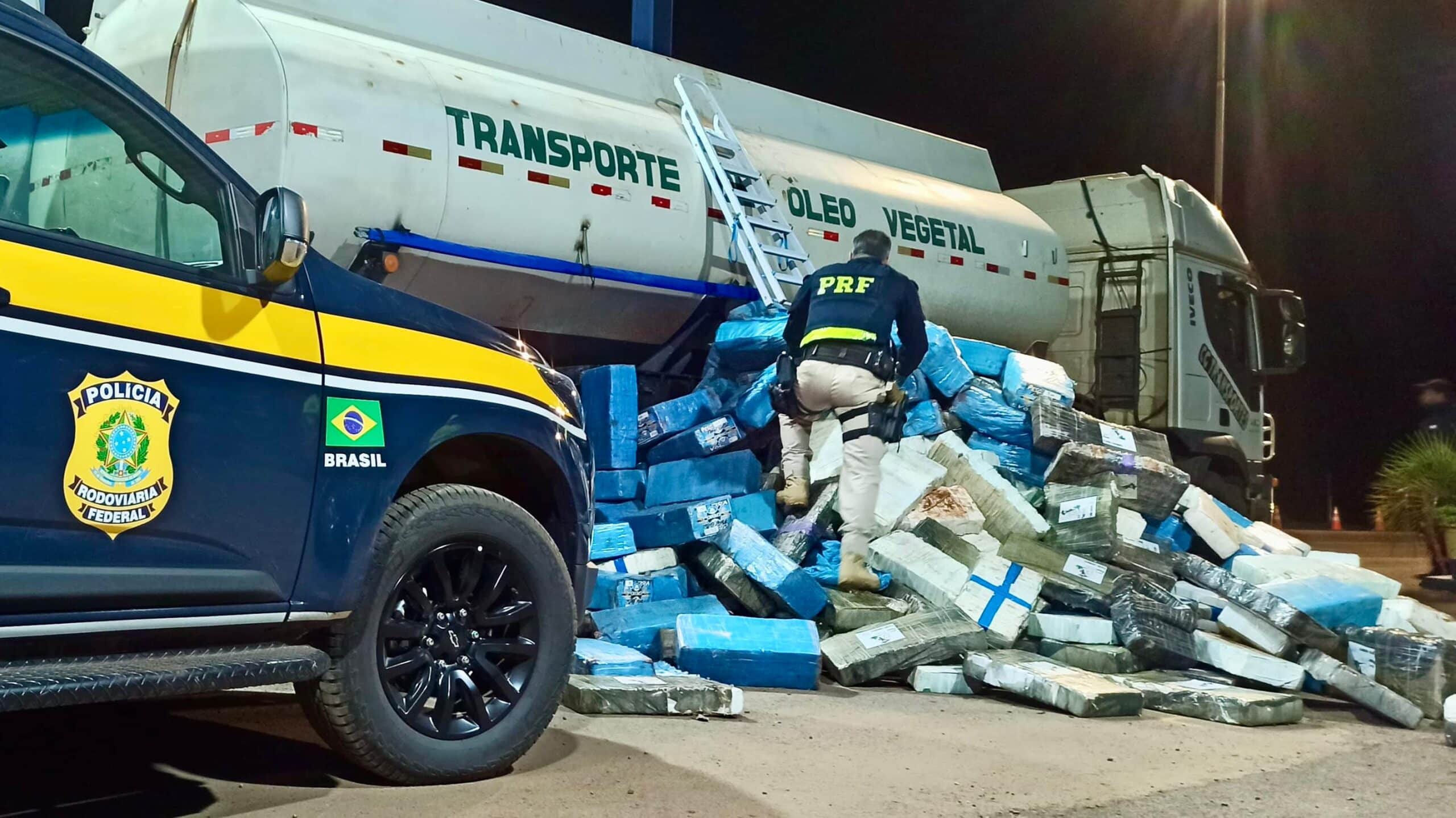 PRF apreende carga milionária de maconha dentro de carreta de transporte de óleo vegetal