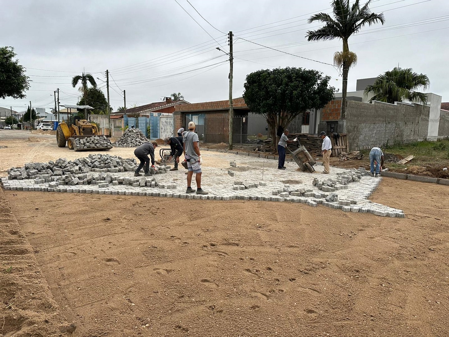 Iniciam obras de calçamento em rua do bairro Olaria