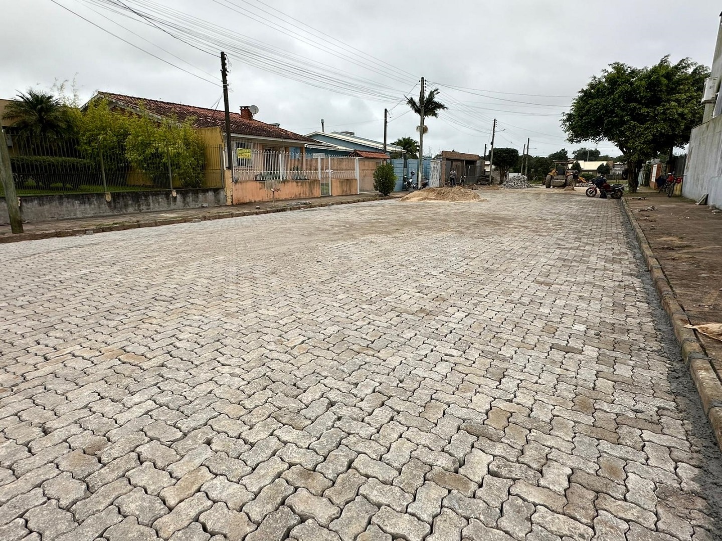 Iniciam obras de calçamento em rua do bairro Olaria