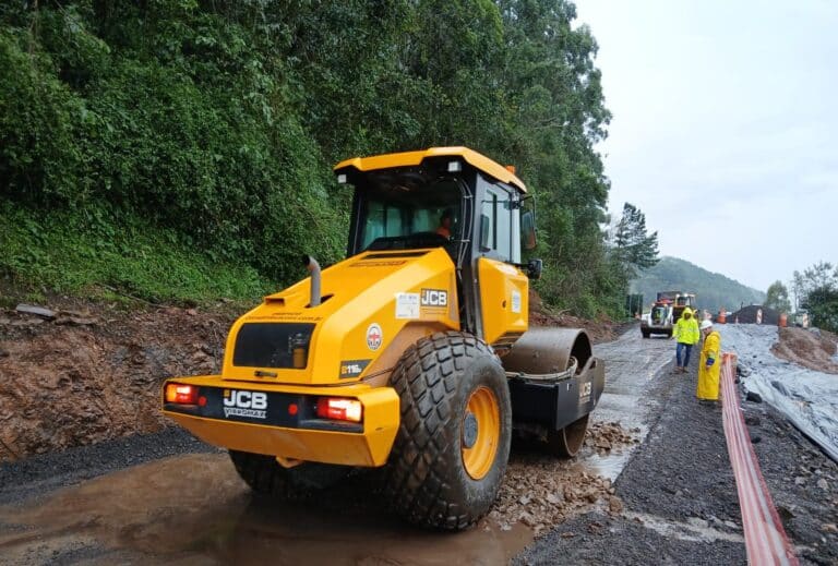 Pouso Novo: CCR ViaSul aplica nova camada de pavimento na região da serra. Foto: Divulgação/CCR ViaSul