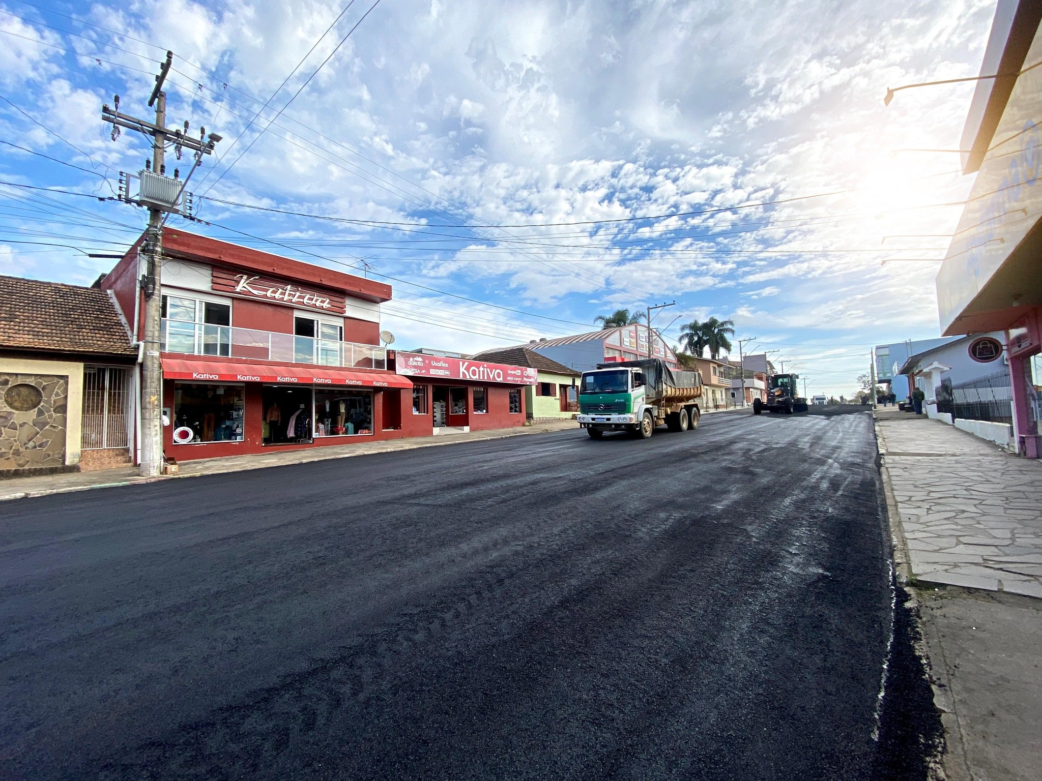 Rua principal de Cristal recebe pavimentação asfáltica