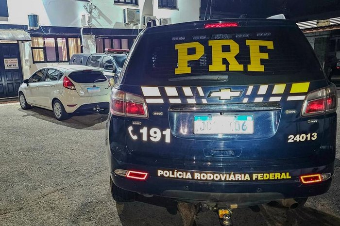 Foragido tenta se passar pelo irmão, mas acaba preso pela PRF