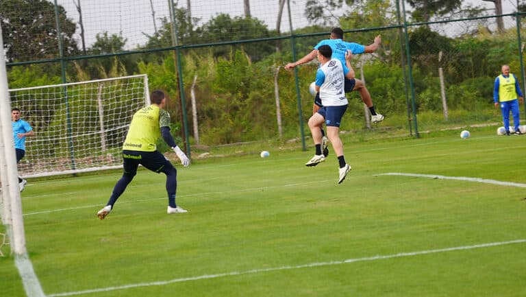 Corinthians e Grêmio se enfrentam em duelo decisivo