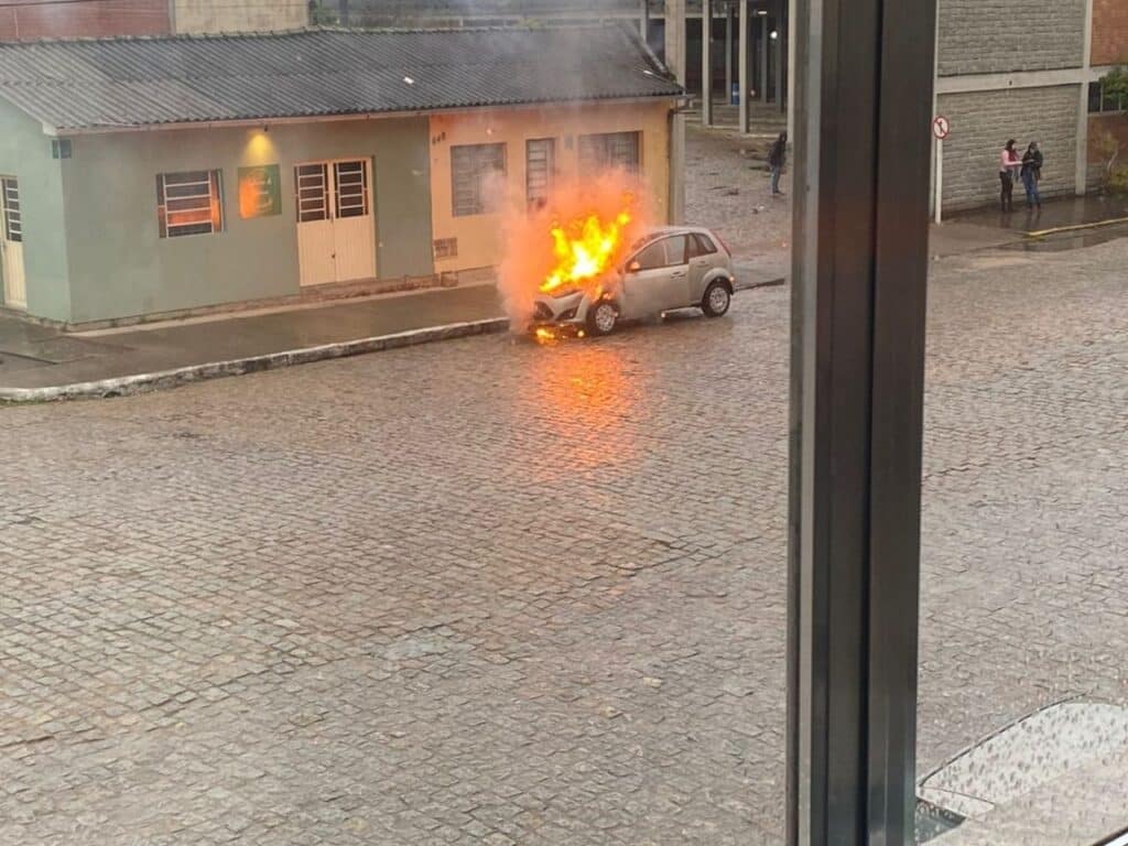 Carro pega fogo em Camaquã nesta quarta-feira
