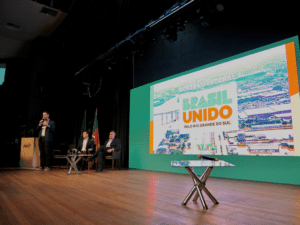 O evento contou com a presença do ministro de Apoio à Reconstrução do RS, Paulo Pimenta. Foto: Divulgação/Famurs