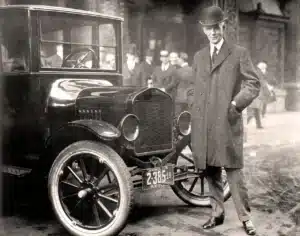 Henry Ford com o veículo 'Ford T'. Foto: Divulgação/Internet.