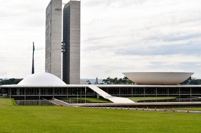 Senado adiada votação de projeto que reduz exigências para posse de armas