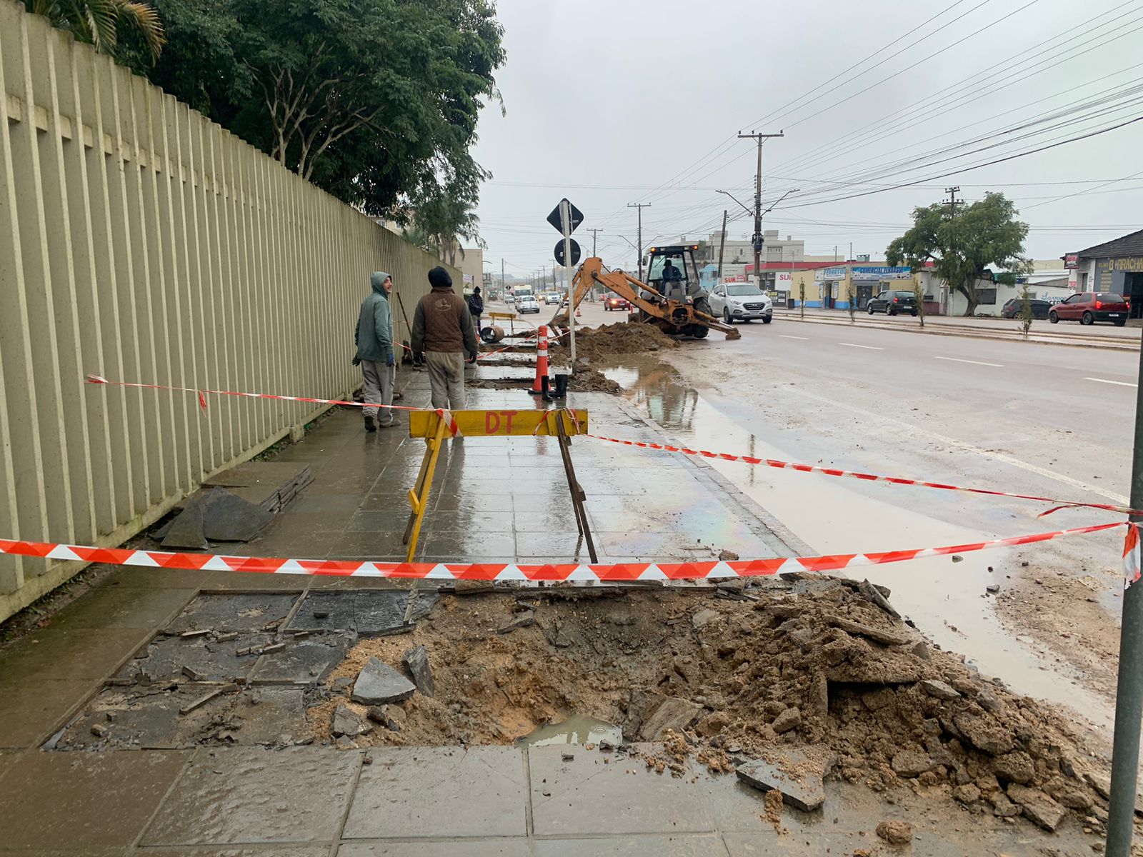 Trânsito em meia pista na Av. José Loureiro da Silva em Camaquã