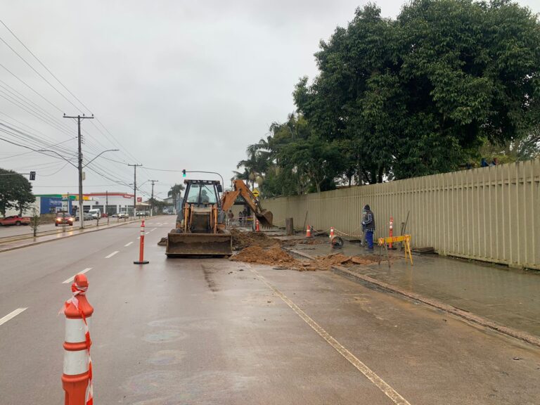 Trânsito em meia pista na Av. José Loureiro da Silva em Camaquã