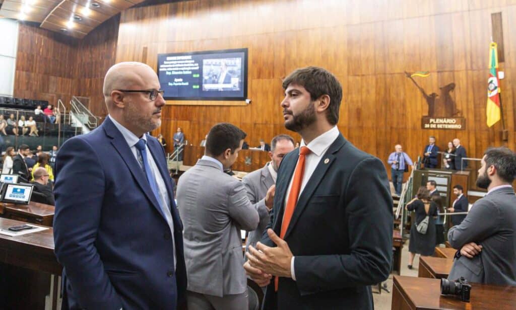 Deputados oficiam MP de Contas sobre projetos do governo que reestruturam as carreiras