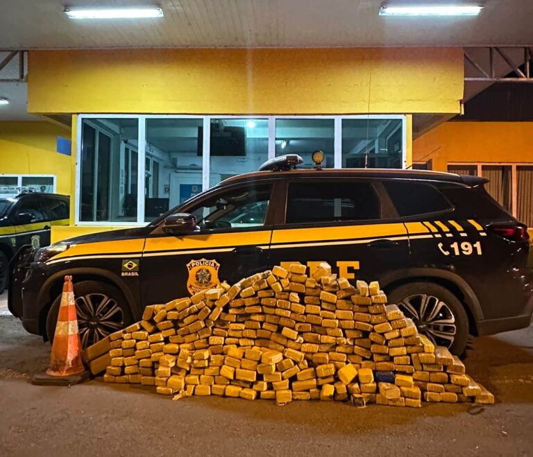 PRF prende casal de argentinos com 244 quilos de maconha dentro de carro em Santa Maria