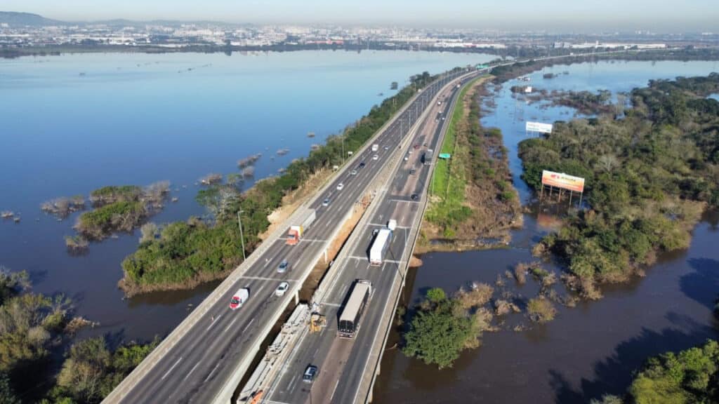 CCR ViaSul realiza içamento de vigas em ponte da Freeway em Gravataí