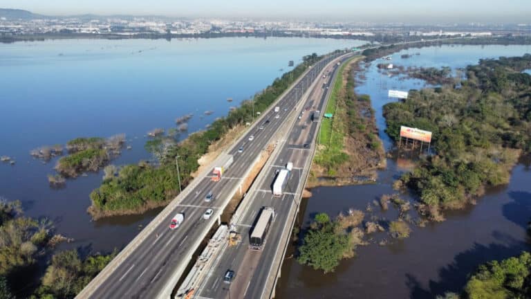 CCR ViaSul realiza içamento de vigas em ponte da Freeway em Gravataí