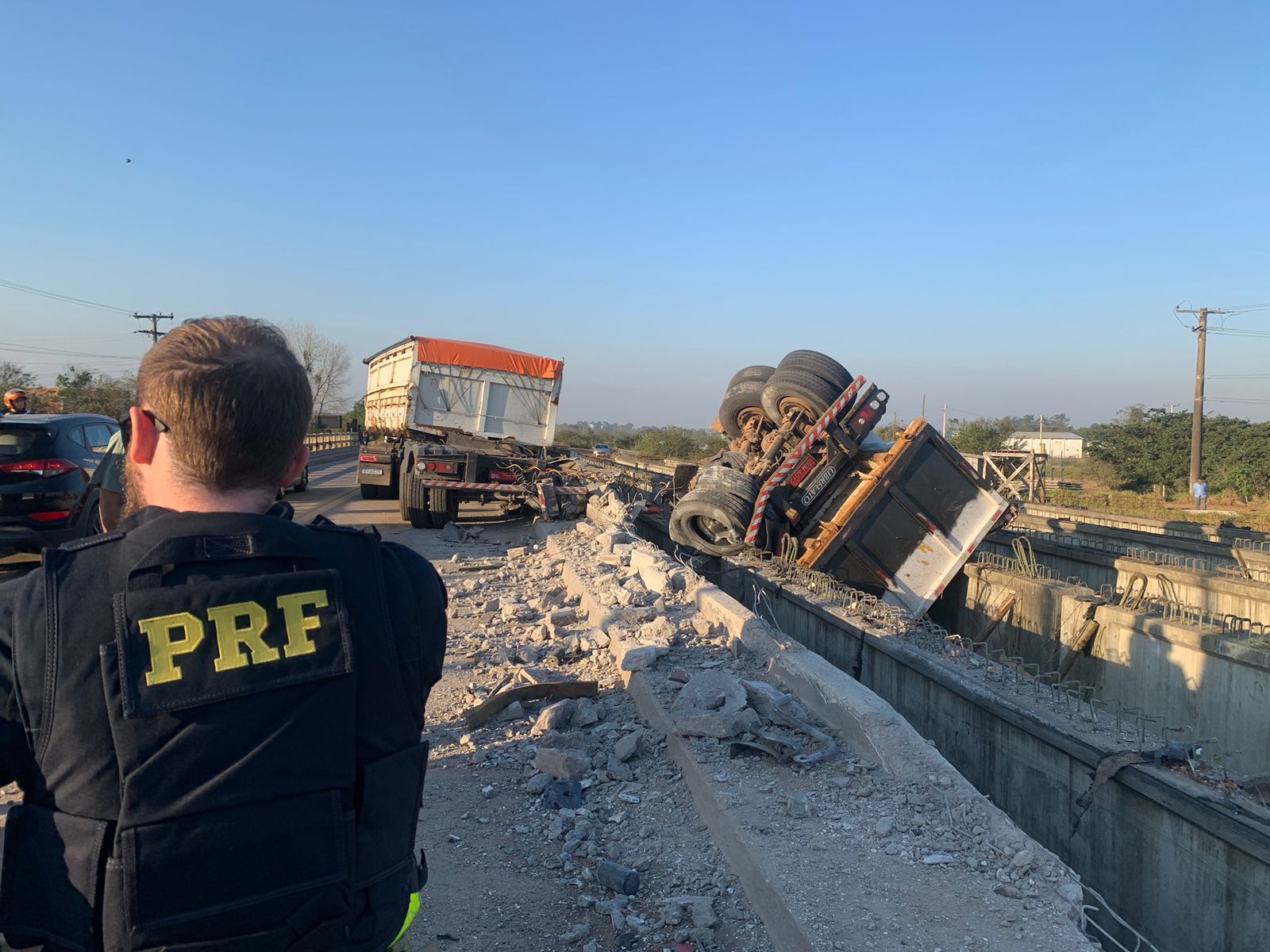 Carreta tomba sobre nova ponte da BR-116 em Camaquã