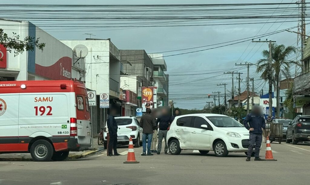 Colisão entre dois carros deixa mulher ferida em Camaquã