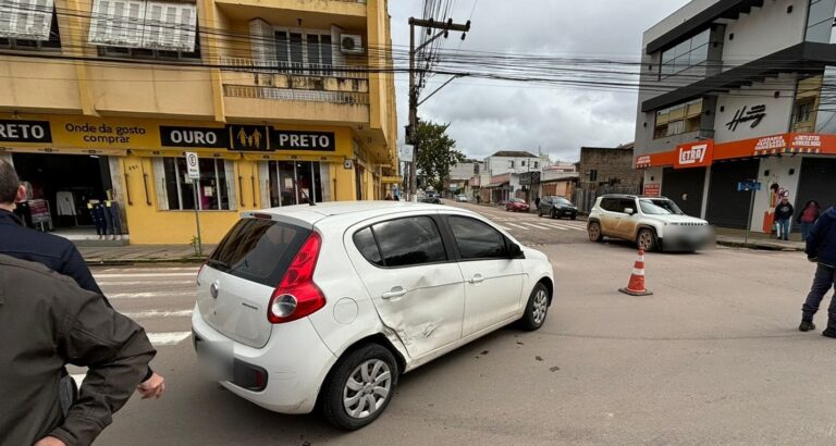 Colisão entre dois carros deixa mulher ferida em Camaquã