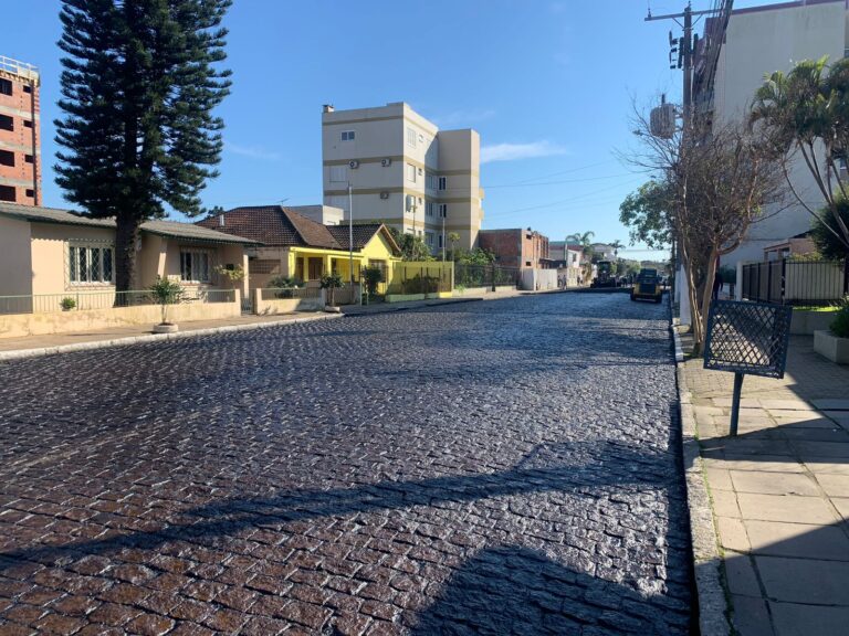 Rua Acindino Inácio Dias recebe obras de asfalto em Camaquã