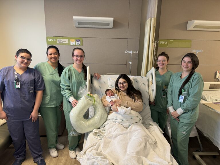 Rafaella Alvarenga, com o filho Matias, foram os primeiros homenageados em agosto. A entrega foi realizada pelas profissionais da Unidade Materno-Infantil da Unimed Nordeste-RS: a enfermeira Cristiane Maziero e as técnicas de enfermagem Mariana Pedrotti, Itatiaia Loss, Suelen Rosi da Rocha e Keisy dos Santos. Foto: Unimed Nordeste-RS/Divulgação