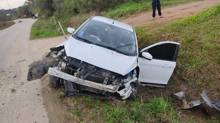 Motorista perde controle, sai da pista e cai em vala na ERS-350 em Chuvisca. Foto: Rádio Educadora Interativa