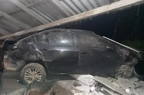 Carro invade casa em Tapes e motorista desaparece