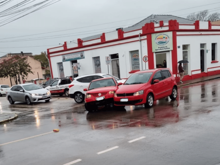 Colisão entre dois carros é registrado no centro de Camaquã